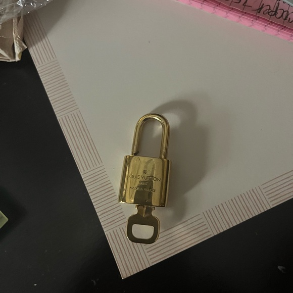 Louis Vuitton key lock 306 - Picture 4 of 4